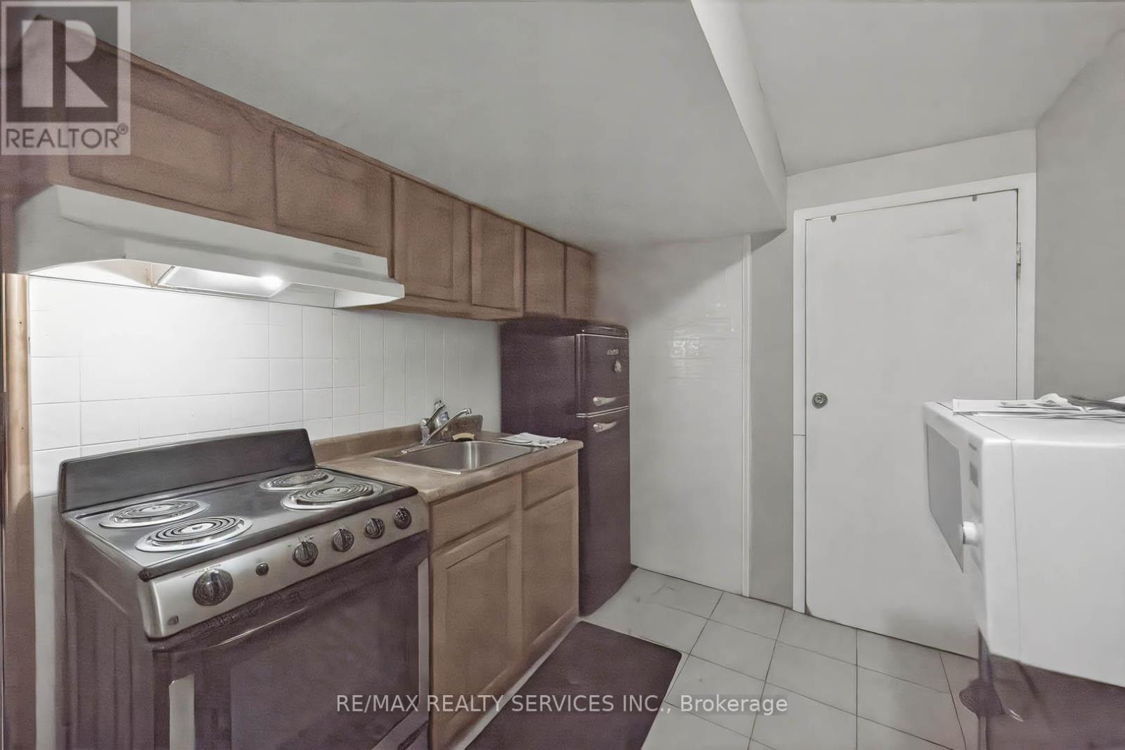 85 Bruce Beer Drive, Brampton, ON - Indoor Photo Showing Laundry Room