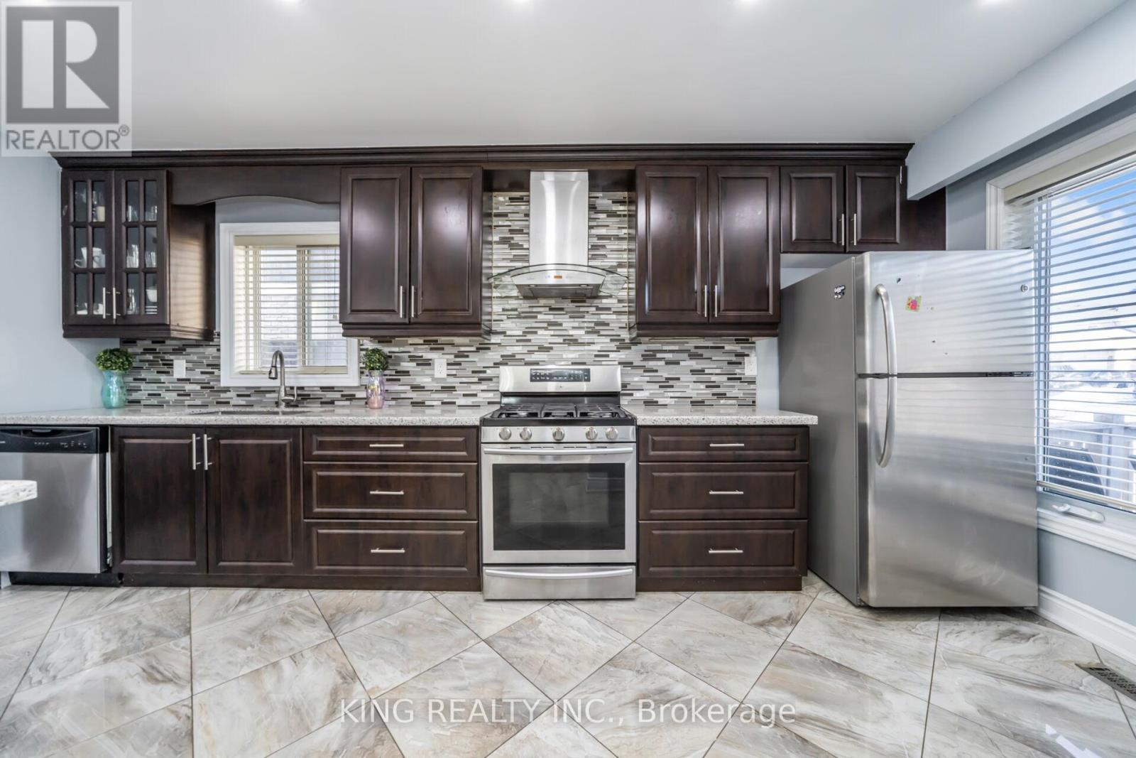 3 Nottawasaga Crescent, Brampton, ON - Indoor Photo Showing Kitchen With Upgraded Kitchen