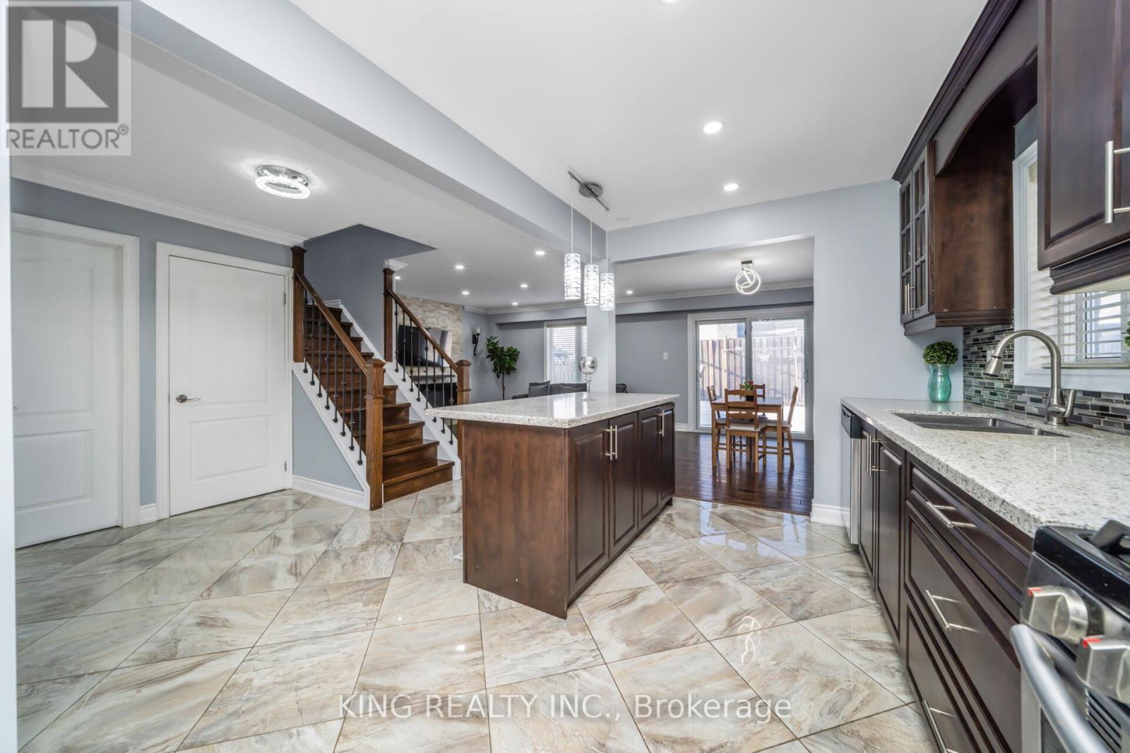 3 Nottawasaga Crescent, Brampton, ON - Indoor Photo Showing Kitchen With Upgraded Kitchen