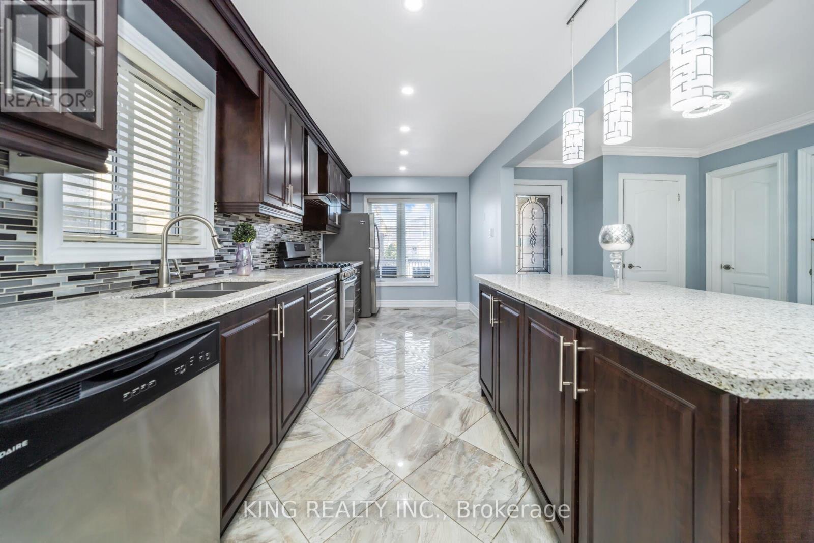 3 Nottawasaga Crescent, Brampton, ON - Indoor Photo Showing Kitchen With Double Sink