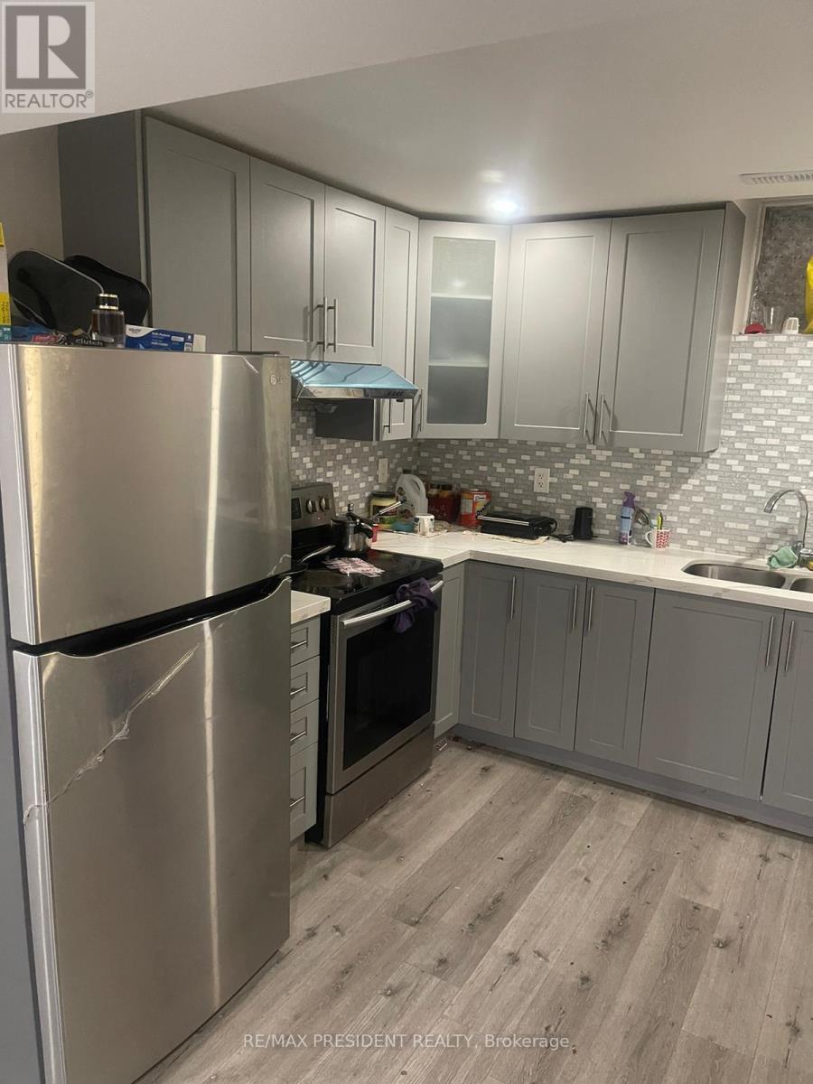 Lower Unit - 46 Old Cleeve Crescent, Brampton, ON - Indoor Photo Showing Kitchen