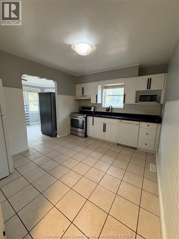 909 Monmouth, Windsor, ON - Indoor Photo Showing Kitchen