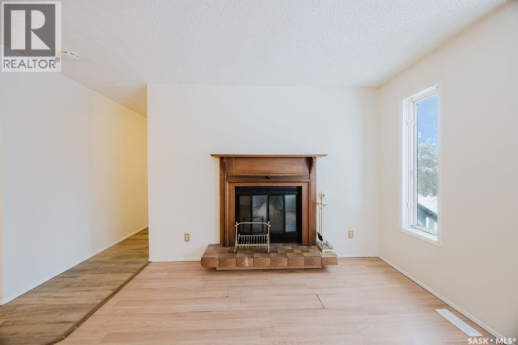 337 U Avenue S, Saskatoon, SK - Indoor Photo Showing Living Room With Fireplace