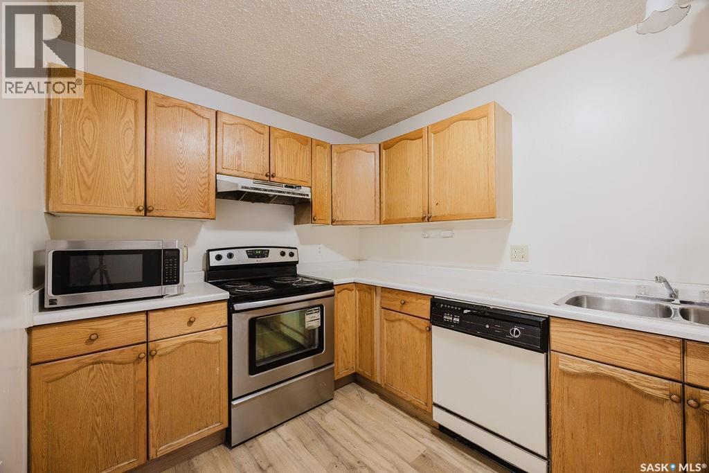 337 U Avenue S, Saskatoon, SK - Indoor Photo Showing Kitchen With Double Sink