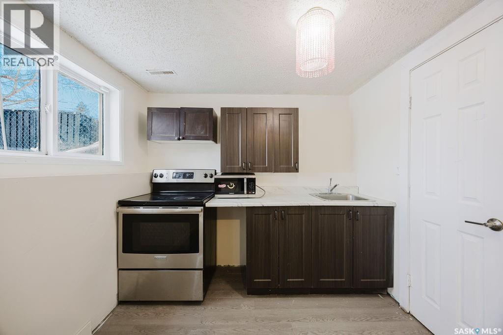 337 U Avenue S, Saskatoon, SK - Indoor Photo Showing Kitchen