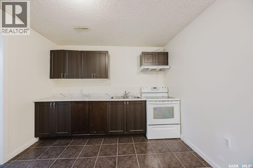 337 U Avenue S, Saskatoon, SK - Indoor Photo Showing Kitchen With Double Sink