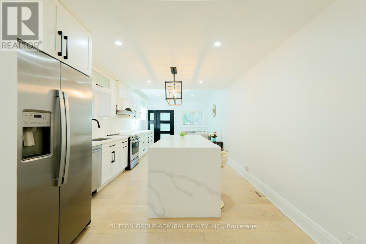Main & 2Nd - 70 Carlaw Avenue, Toronto, ON - Indoor Photo Showing Kitchen