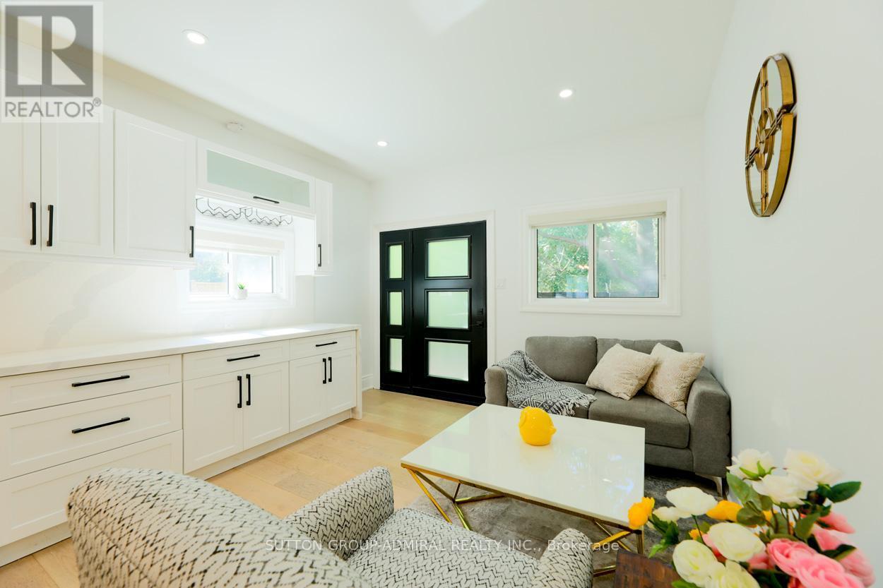 Main & 2Nd - 70 Carlaw Avenue, Toronto, ON - Indoor Photo Showing Living Room