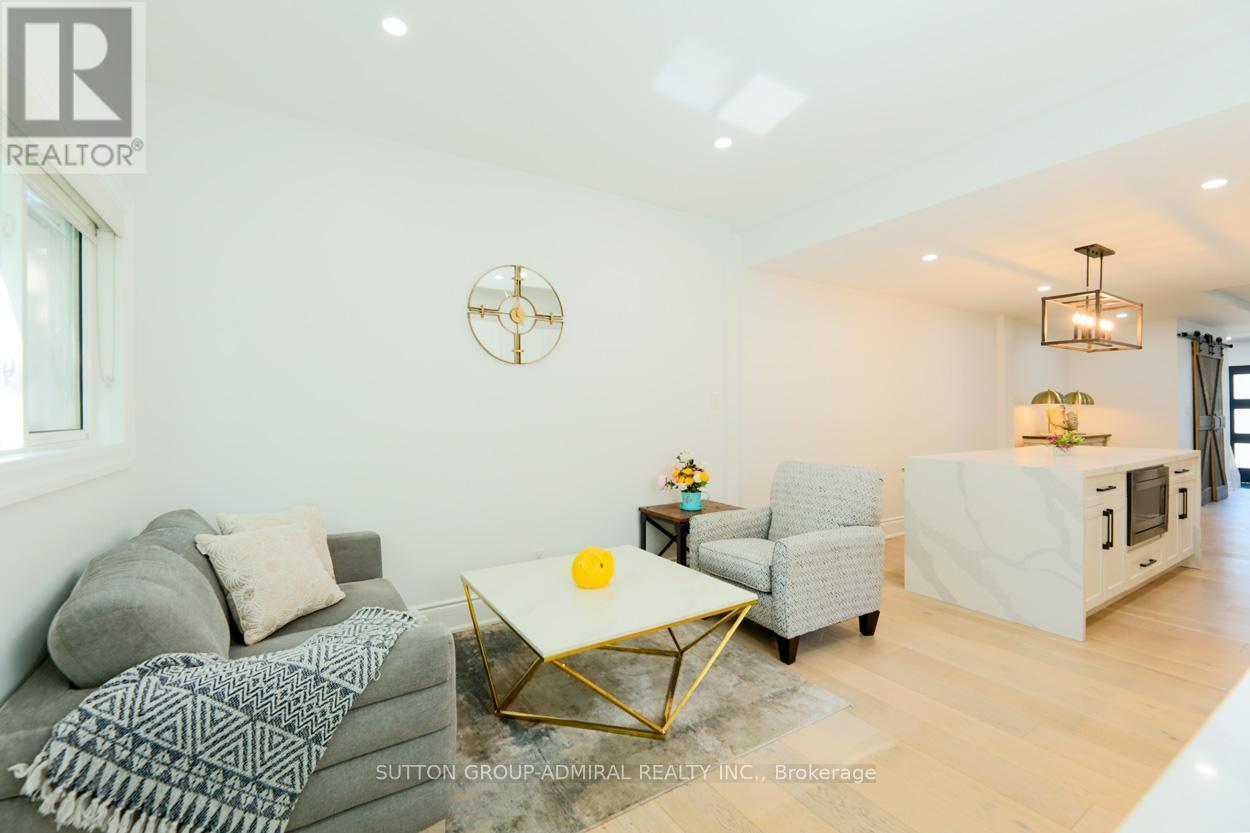 Main & 2Nd - 70 Carlaw Avenue, Toronto, ON - Indoor Photo Showing Living Room