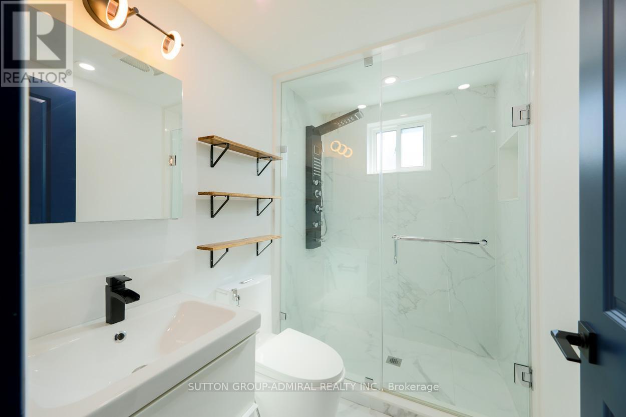 Main & 2Nd - 70 Carlaw Avenue, Toronto, ON - Indoor Photo Showing Bathroom