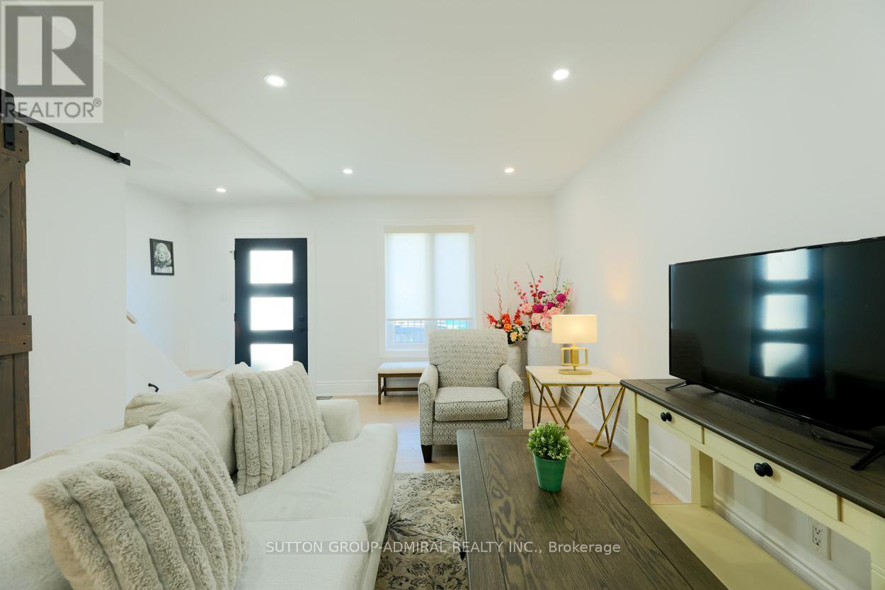Main & 2Nd - 70 Carlaw Avenue, Toronto, ON - Indoor Photo Showing Living Room