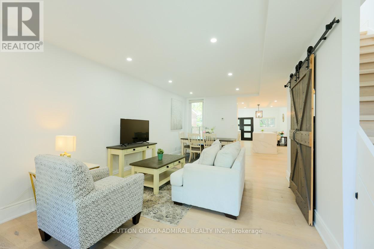 Main & 2Nd - 70 Carlaw Avenue, Toronto, ON - Indoor Photo Showing Living Room