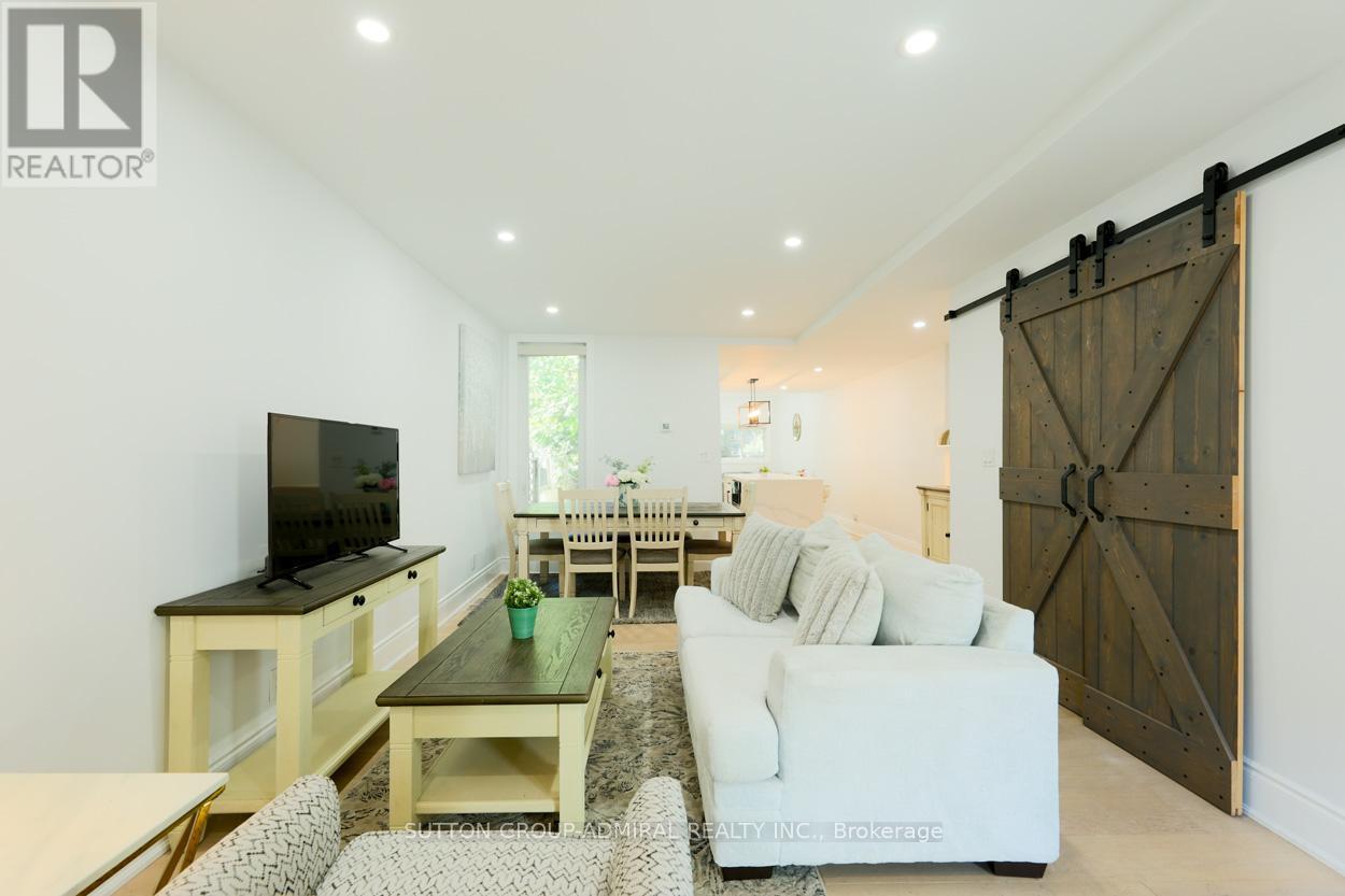 Main & 2Nd - 70 Carlaw Avenue, Toronto, ON - Indoor Photo Showing Living Room