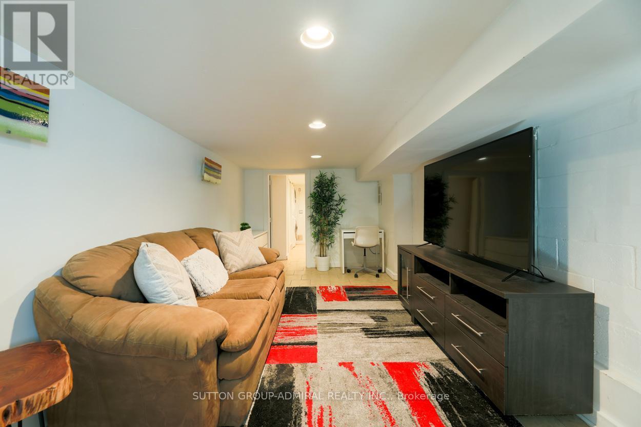 Bsmt - 70 Carlaw Avenue, Toronto, ON - Indoor Photo Showing Living Room