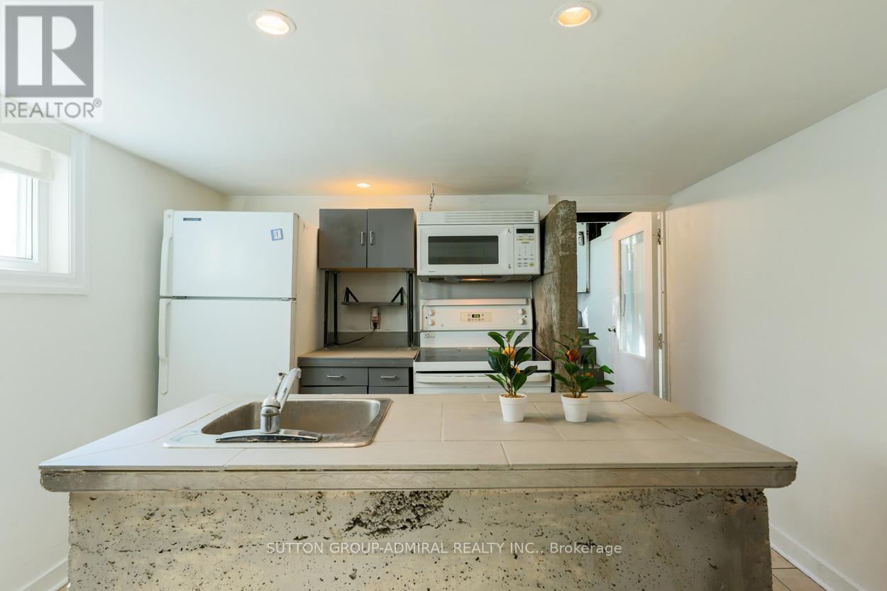 Bsmt - 70 Carlaw Avenue, Toronto, ON - Indoor Photo Showing Kitchen