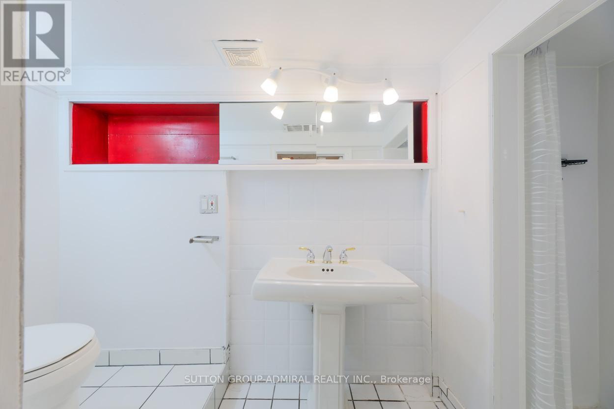 Bsmt - 70 Carlaw Avenue, Toronto, ON - Indoor Photo Showing Bathroom