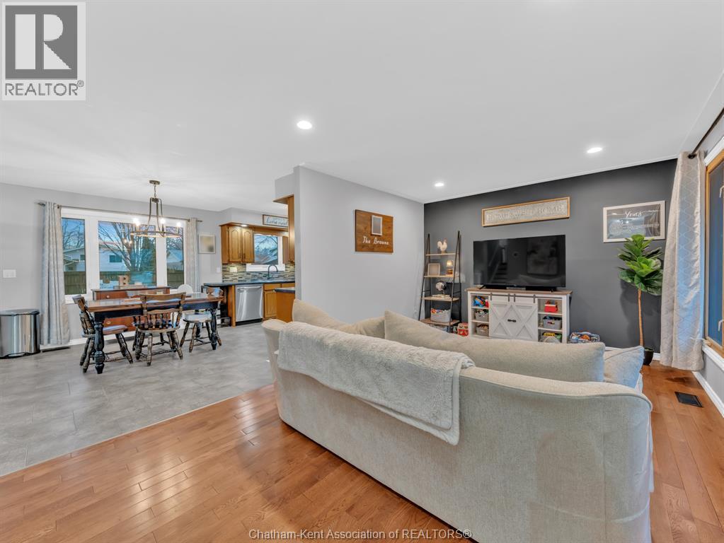 48 Alpine Avenue, Chatham, ON - Indoor Photo Showing Living Room