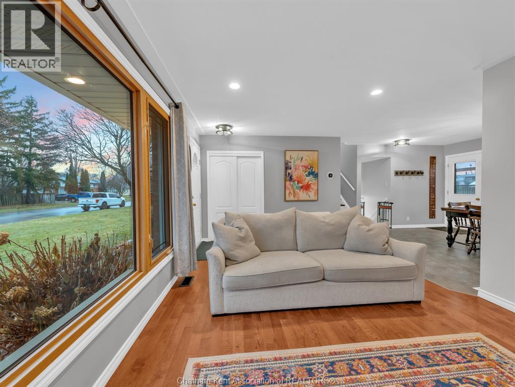 48 Alpine Avenue, Chatham, ON - Indoor Photo Showing Living Room