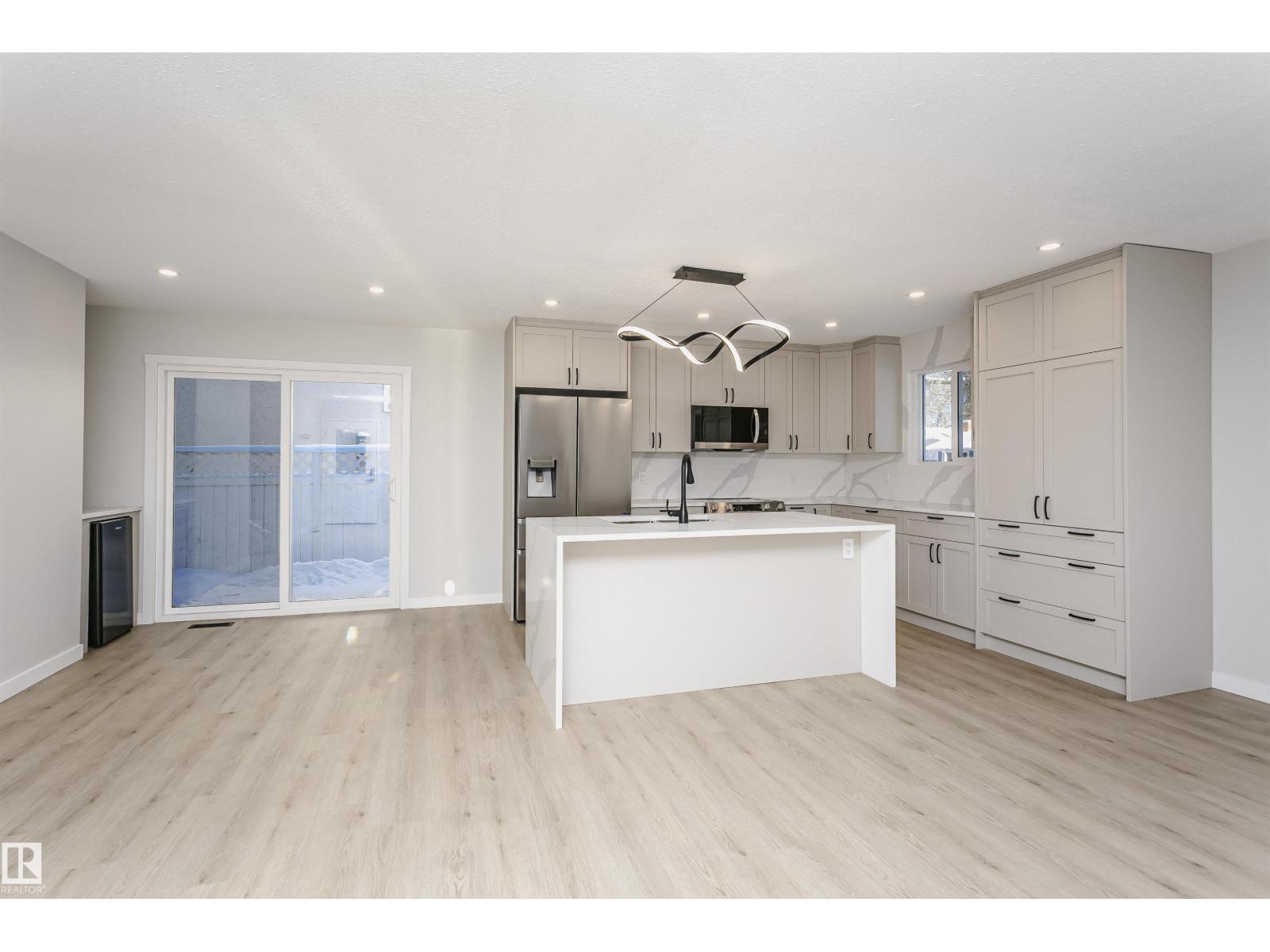 67 Lambert Cr, St. Albert, AB - Indoor Photo Showing Kitchen With Upgraded Kitchen