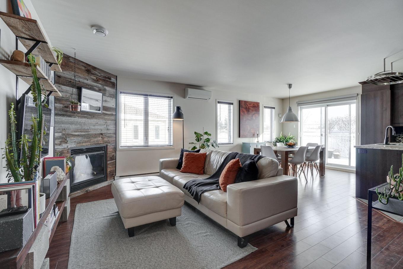Salon - C-1416 Rue Des Outaouais, Repentigny (Repentigny), QC - Indoor Photo Showing Living Room With Fireplace