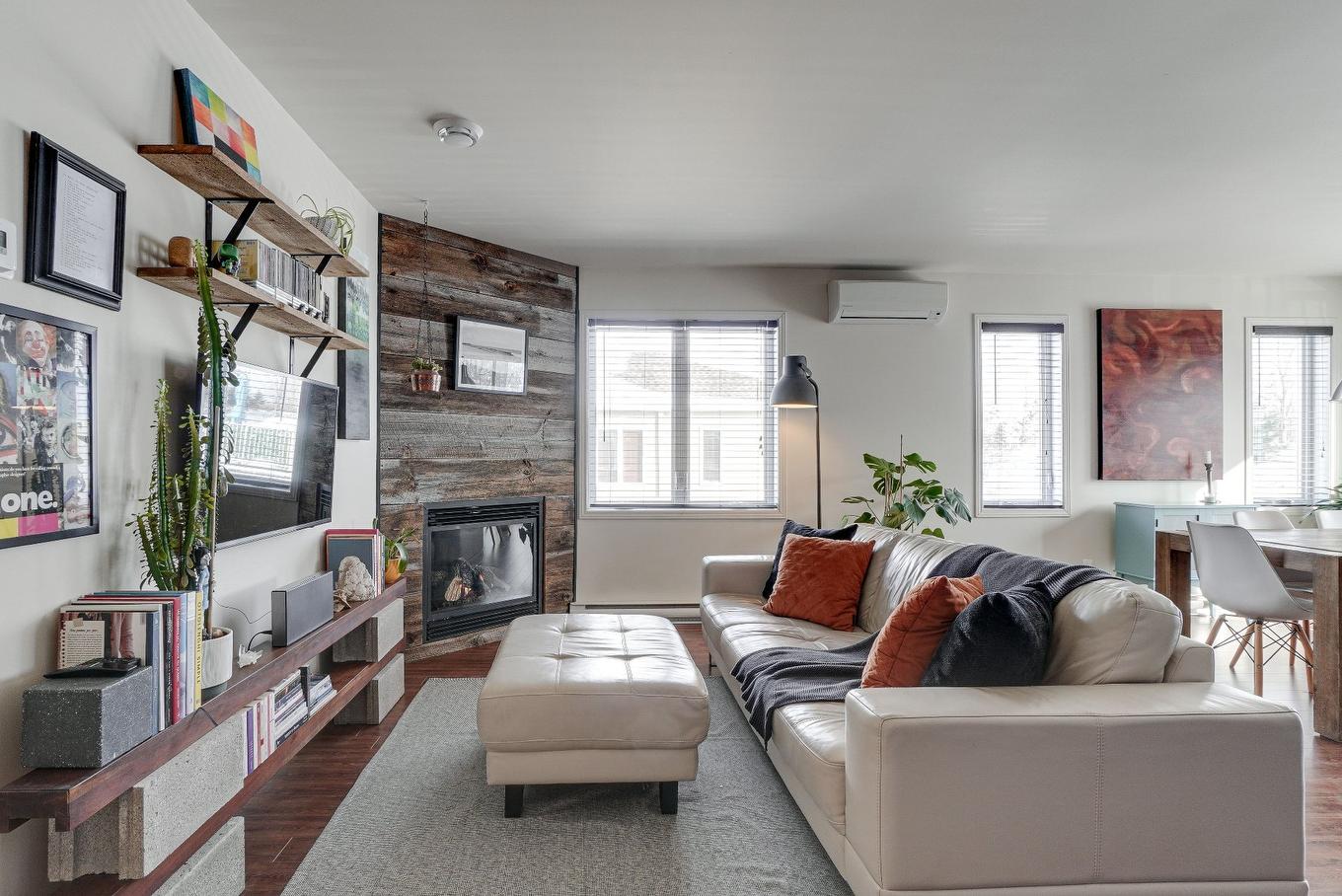 Salon - C-1416 Rue Des Outaouais, Repentigny (Repentigny), QC - Indoor Photo Showing Living Room With Fireplace
