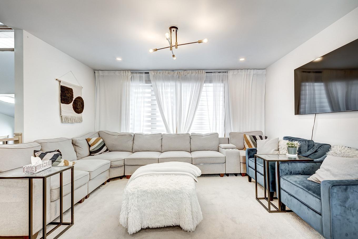 Living room - 90 Rue Audubon, Dollard-Des-Ormeaux, QC - Indoor Photo Showing Living Room
