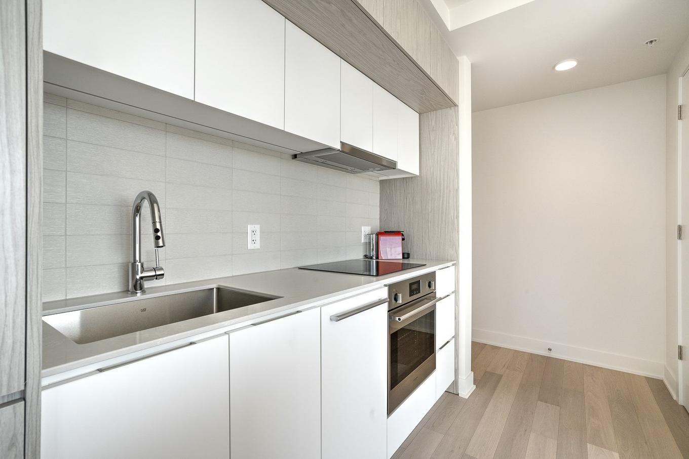 Kitchen - 713-1288 Rue St-Antoine O., Montréal (Ville-Marie), QC - Indoor Photo Showing Kitchen With Upgraded Kitchen