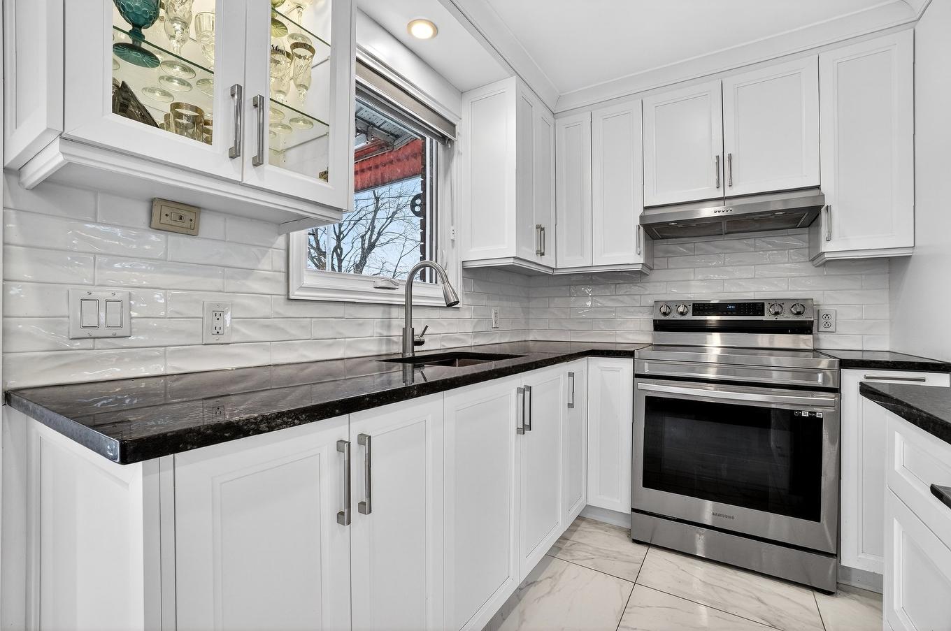 Cuisine - 918 Rue Ouimet, Terrebonne (Terrebonne), QC - Indoor Photo Showing Kitchen With Upgraded Kitchen