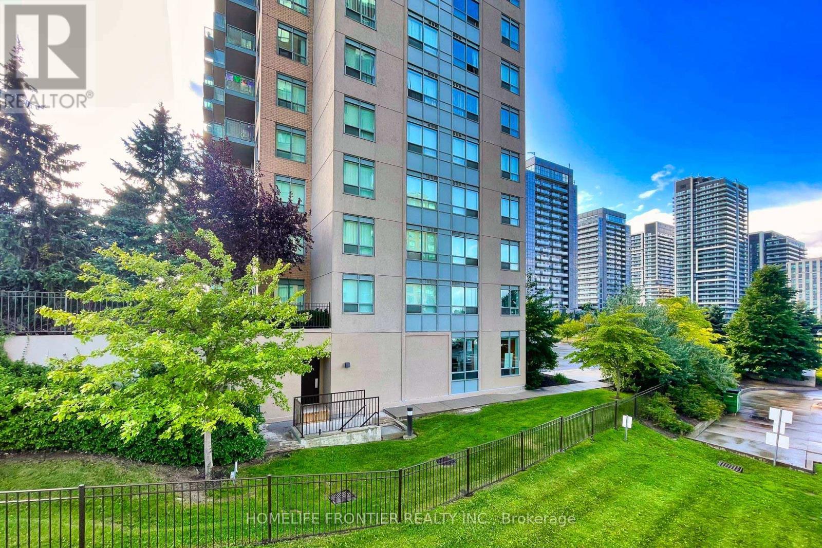 210 - 23 Oneida Crescent, Richmond Hill, ON - Outdoor With Facade