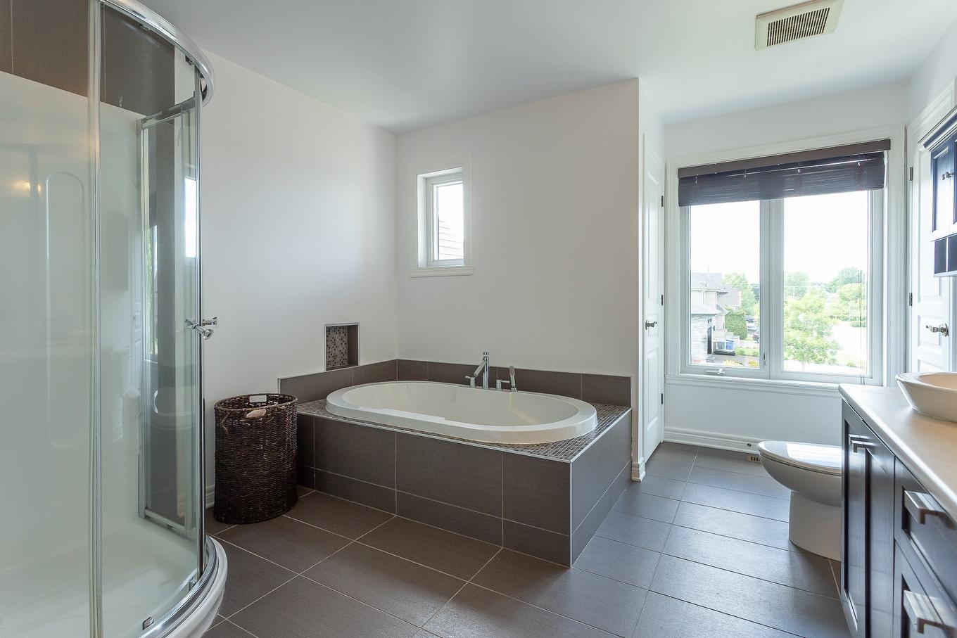 Bathroom - 111 Rue Jean-Paul-Lemieux, Notre-Dame-De-L'Île-Perrot, QC - Indoor Photo Showing Bathroom