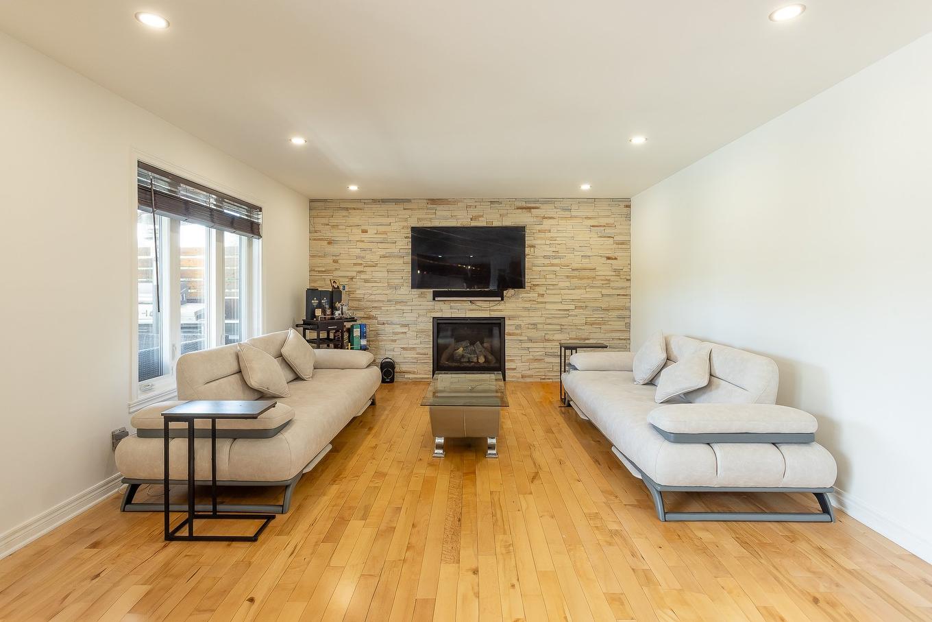 Living room - 111 Rue Jean-Paul-Lemieux, Notre-Dame-De-L'Île-Perrot, QC - Indoor Photo Showing Living Room With Fireplace