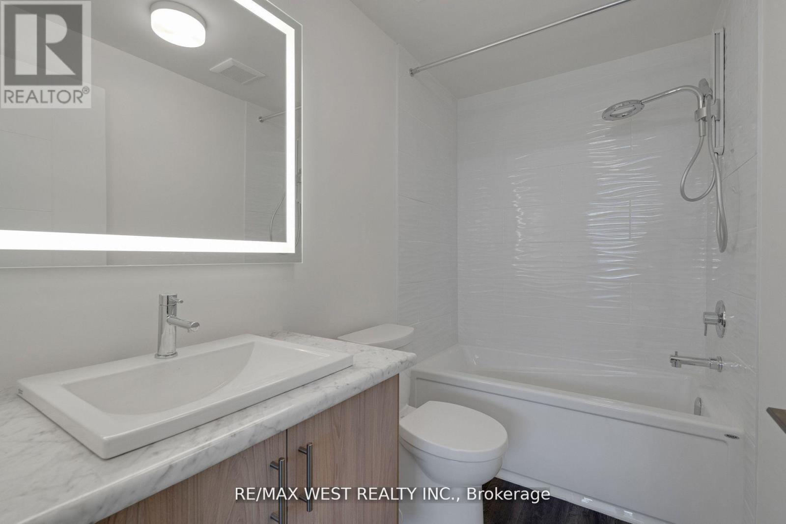 10 Rainwater Lane, Barrie, ON - Indoor Photo Showing Bathroom