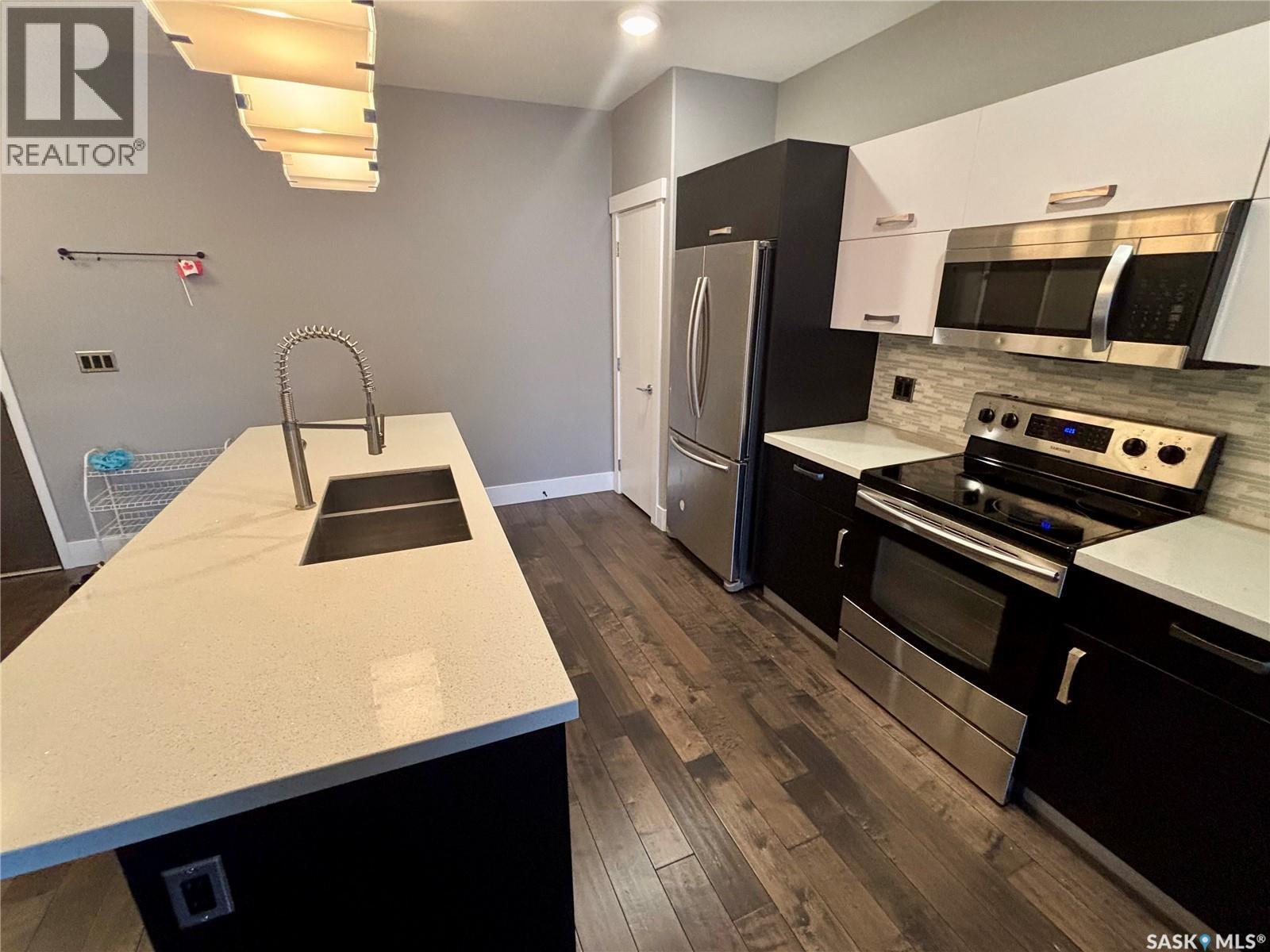 204 1010 Main Street E, Saskatoon, SK - Indoor Photo Showing Kitchen With Stainless Steel Kitchen With Double Sink