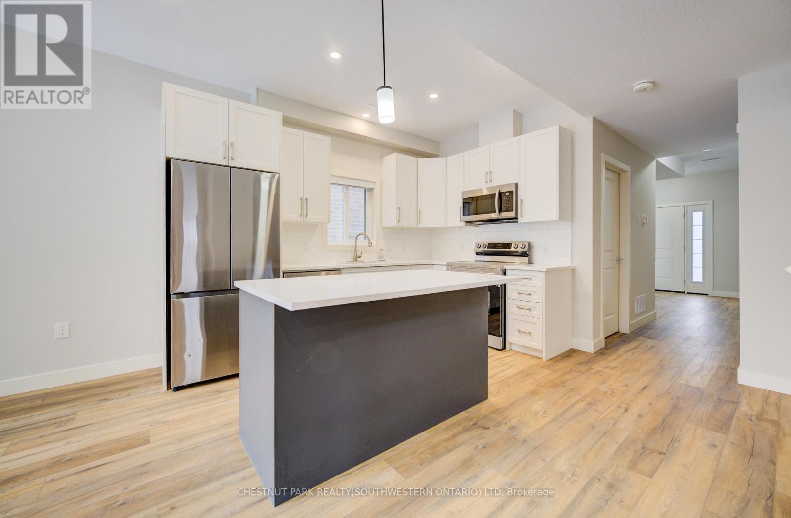 A - 33 Second Avenue, Kitchener, ON - Indoor Photo Showing Kitchen With Upgraded Kitchen