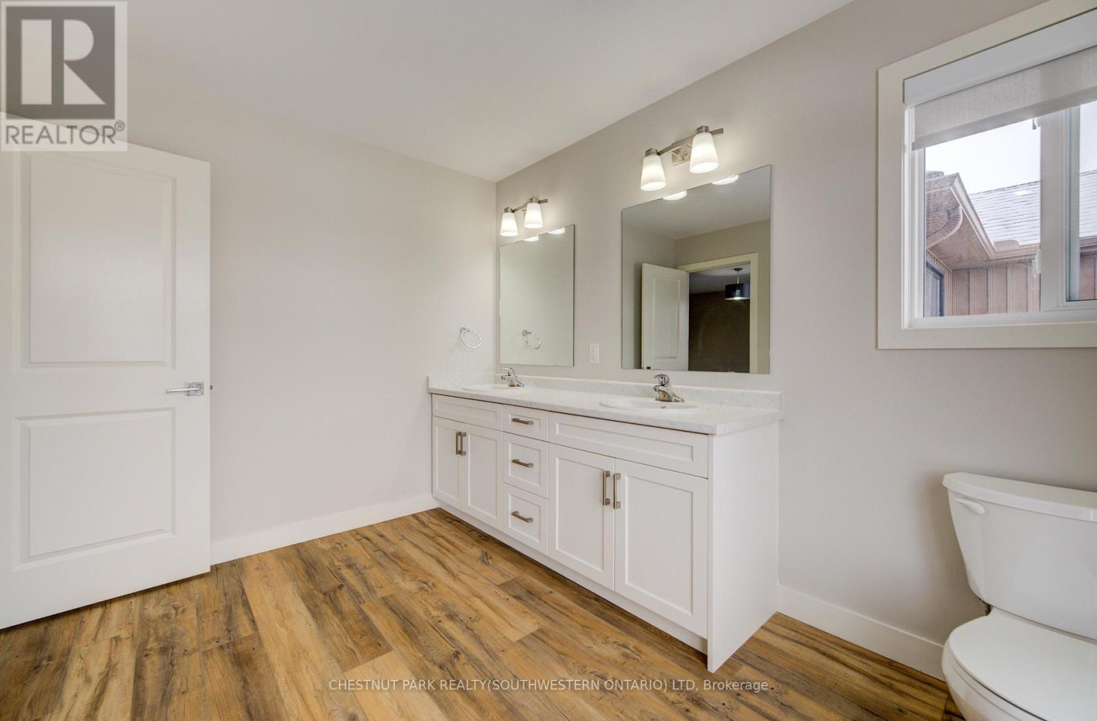 A - 33 Second Avenue, Kitchener, ON - Indoor Photo Showing Bathroom