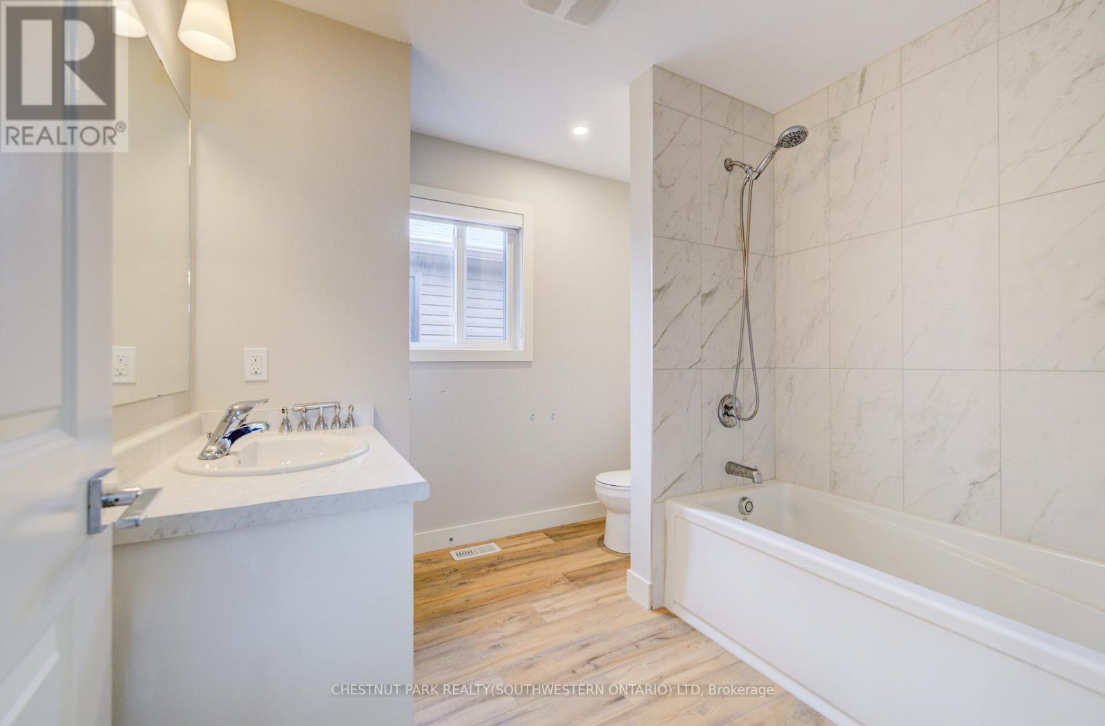 A - 33 Second Avenue, Kitchener, ON - Indoor Photo Showing Bathroom