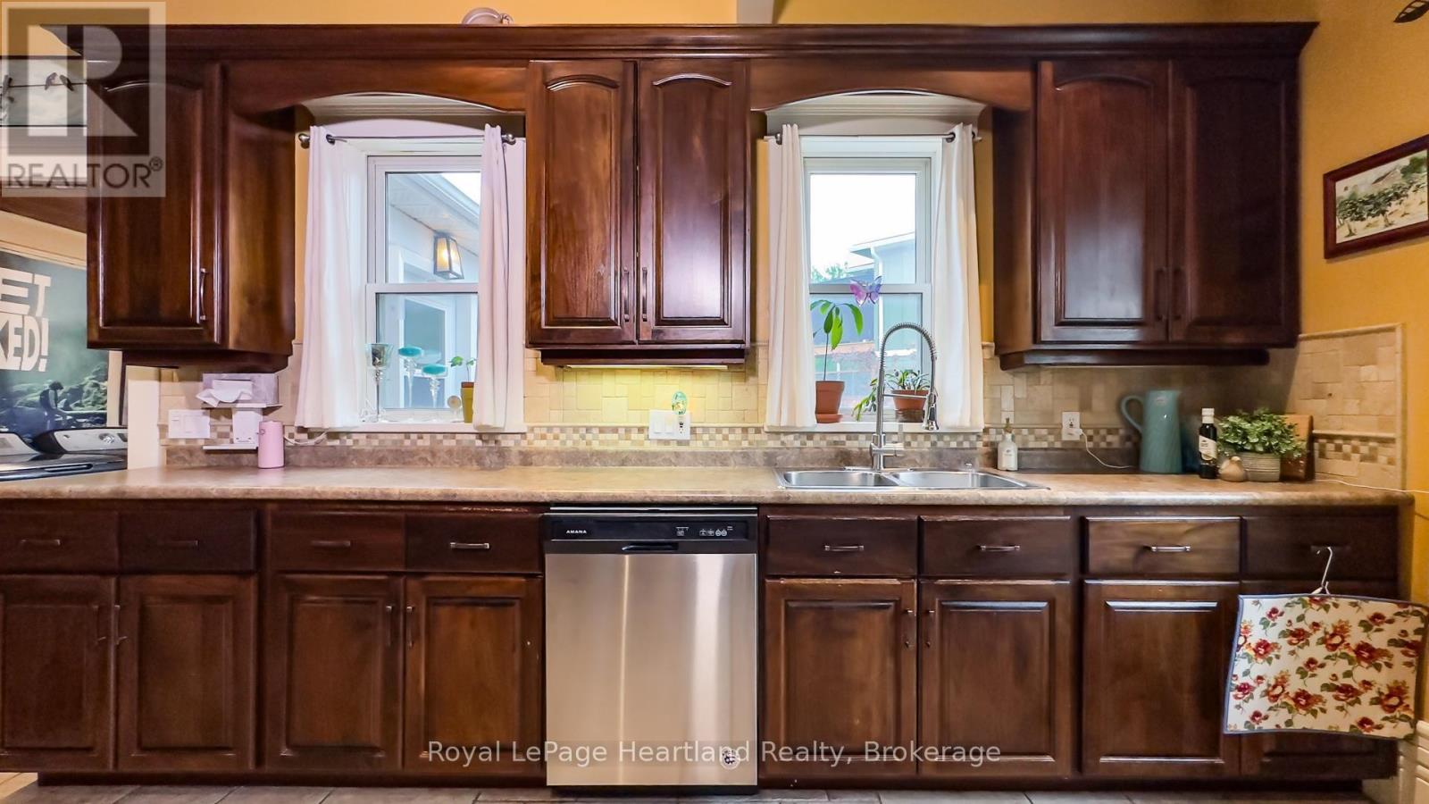 132 Elgin Avenue E, Goderich (Goderich (Town)), ON - Indoor Photo Showing Kitchen With Double Sink