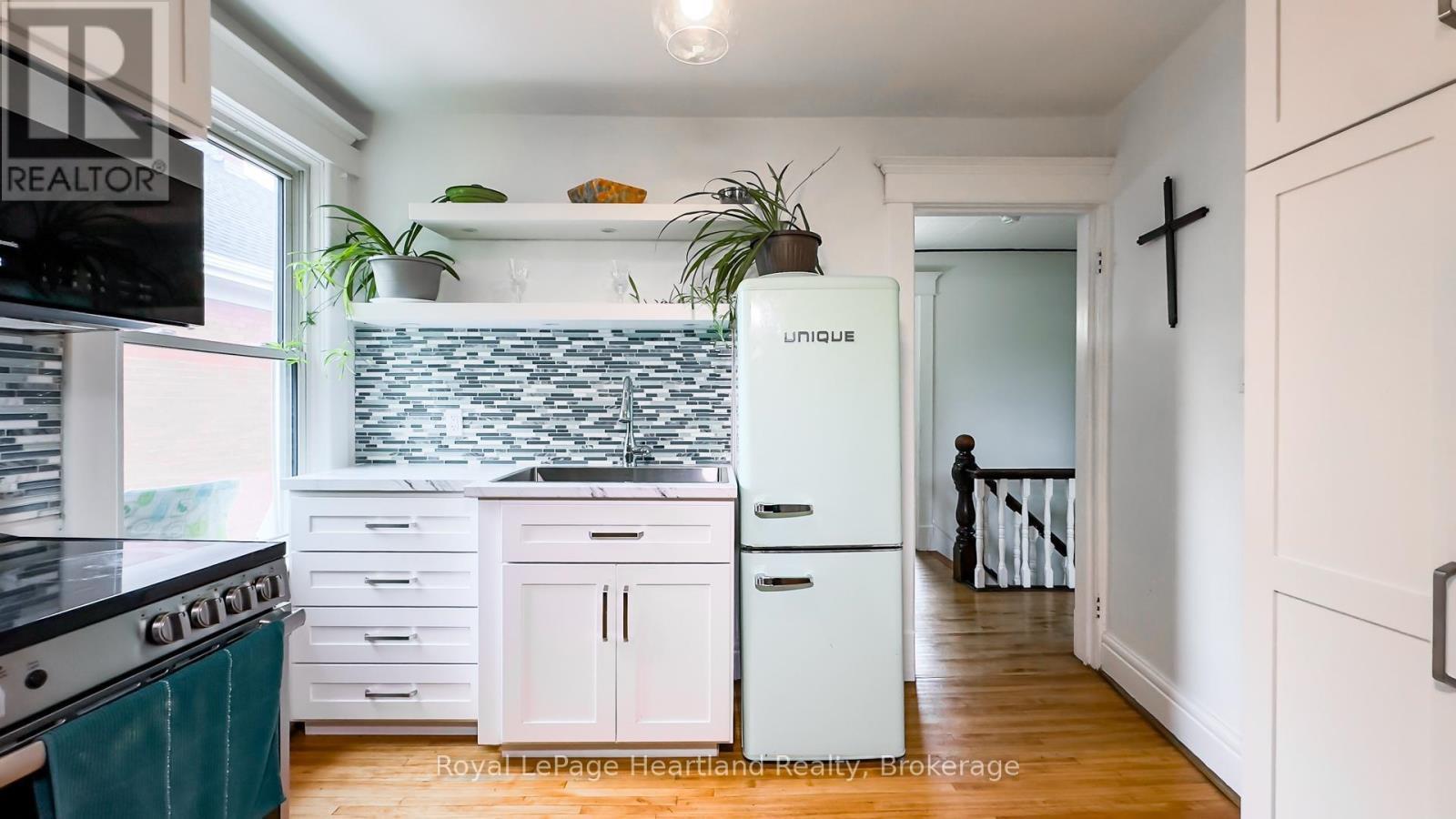 132 Elgin Avenue E, Goderich (Goderich (Town)), ON - Indoor Photo Showing Kitchen