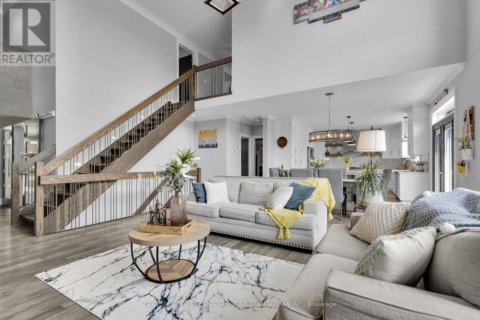 405 Darcy Drive, Strathroy-Caradoc (Ne), ON - Indoor Photo Showing Living Room
