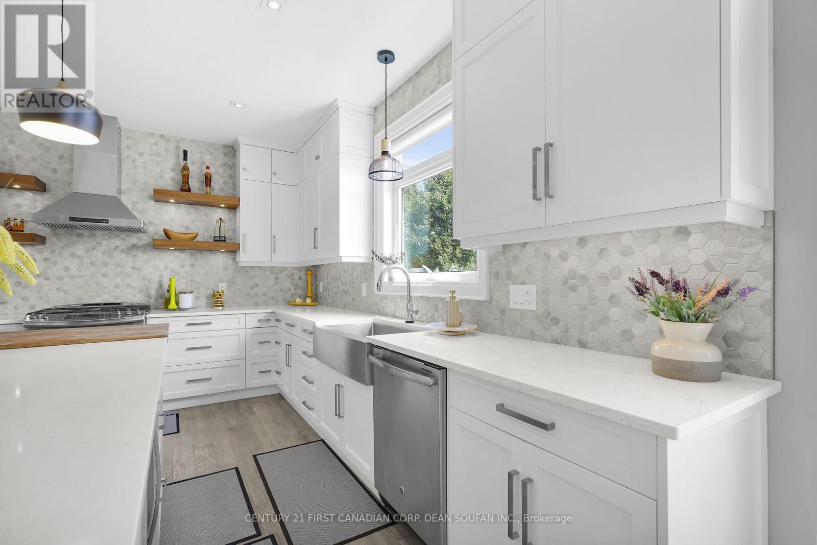405 Darcy Drive, Strathroy-Caradoc (Ne), ON - Indoor Photo Showing Kitchen With Upgraded Kitchen