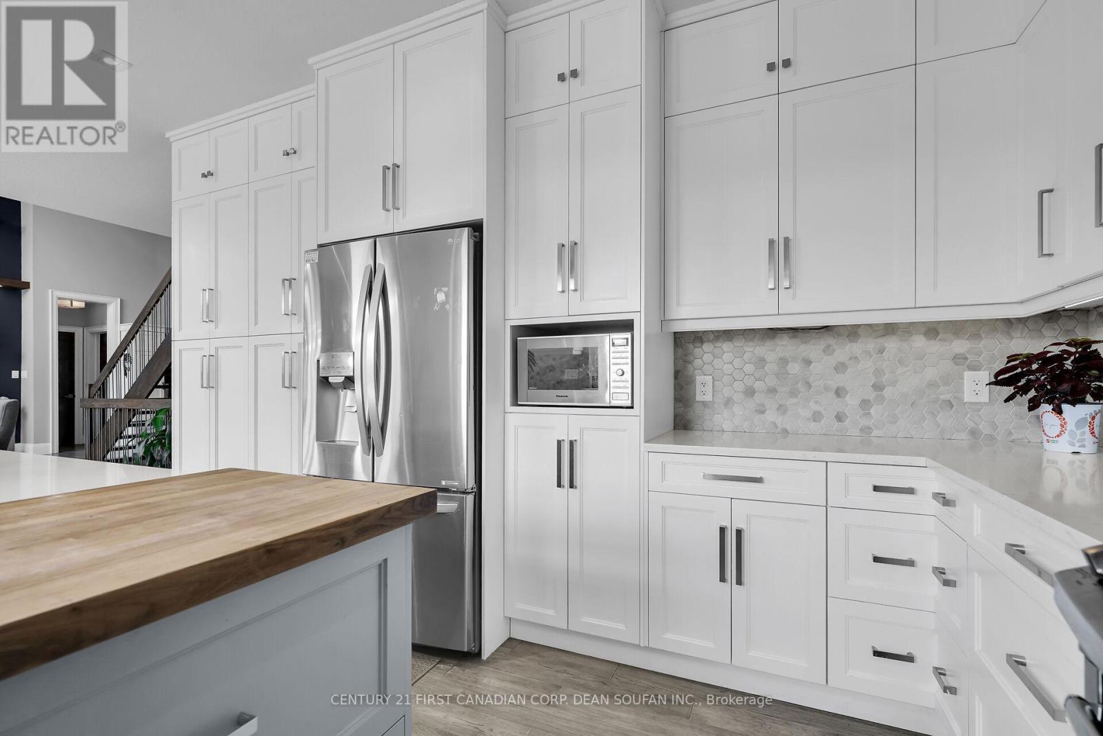 405 Darcy Drive, Strathroy-Caradoc (Ne), ON - Indoor Photo Showing Kitchen