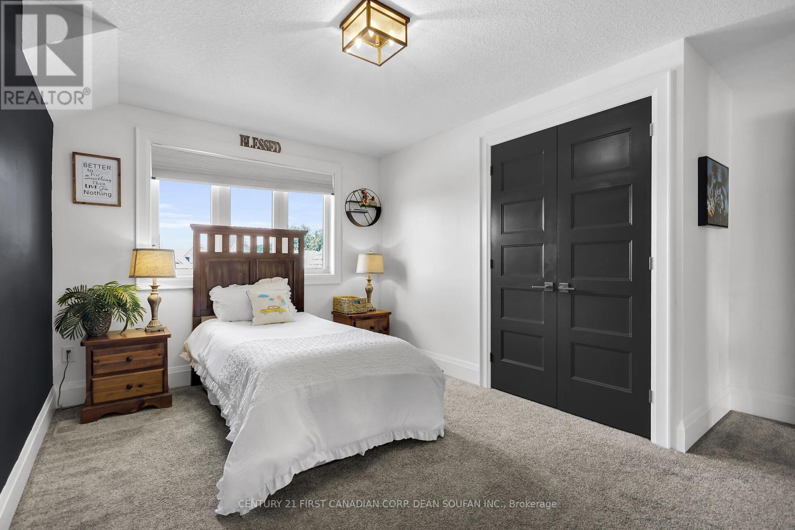 405 Darcy Drive, Strathroy-Caradoc (Ne), ON - Indoor Photo Showing Bedroom