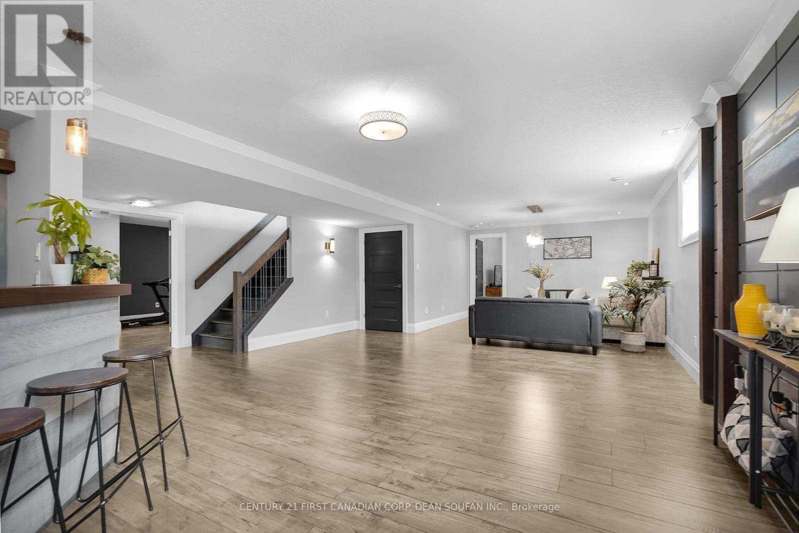 405 Darcy Drive, Strathroy-Caradoc (Ne), ON - Indoor Photo Showing Living Room