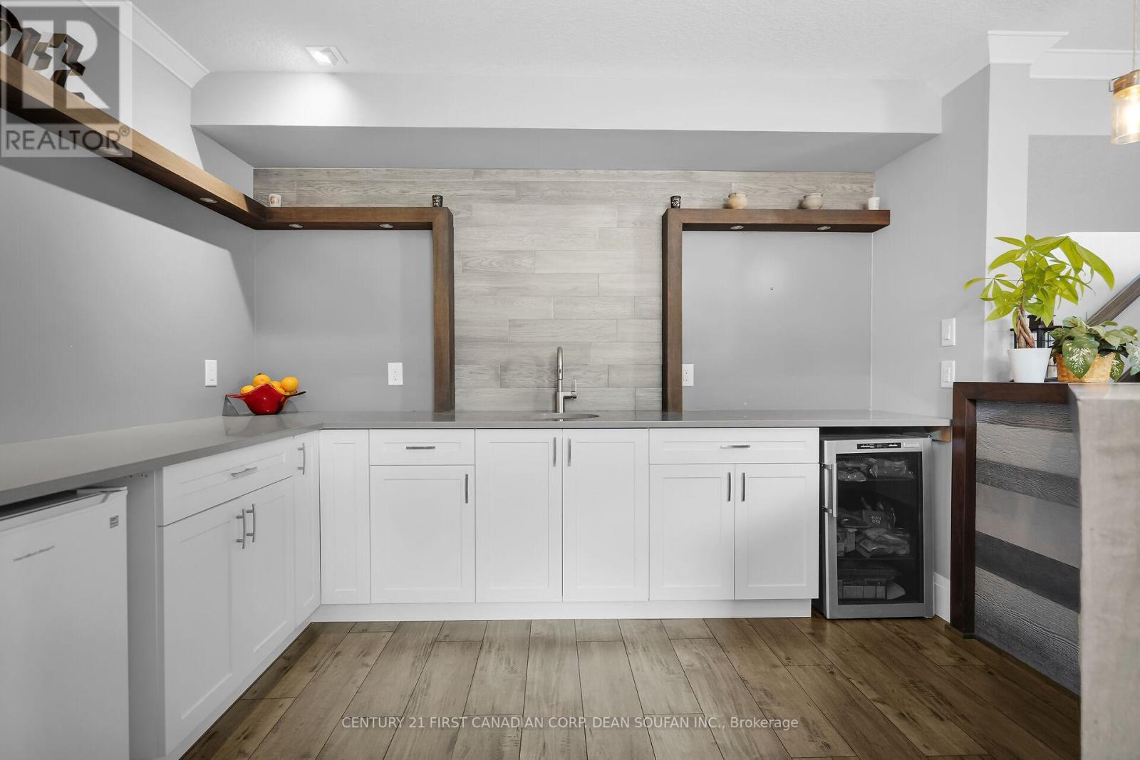 405 Darcy Drive, Strathroy-Caradoc (Ne), ON - Indoor Photo Showing Kitchen