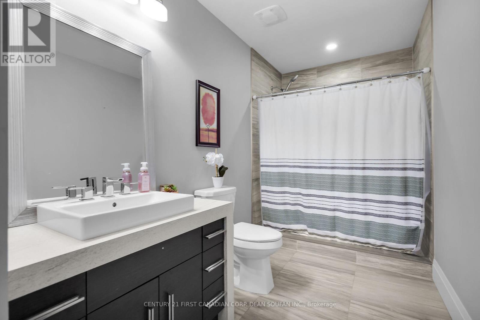 405 Darcy Drive, Strathroy-Caradoc (Ne), ON - Indoor Photo Showing Bathroom