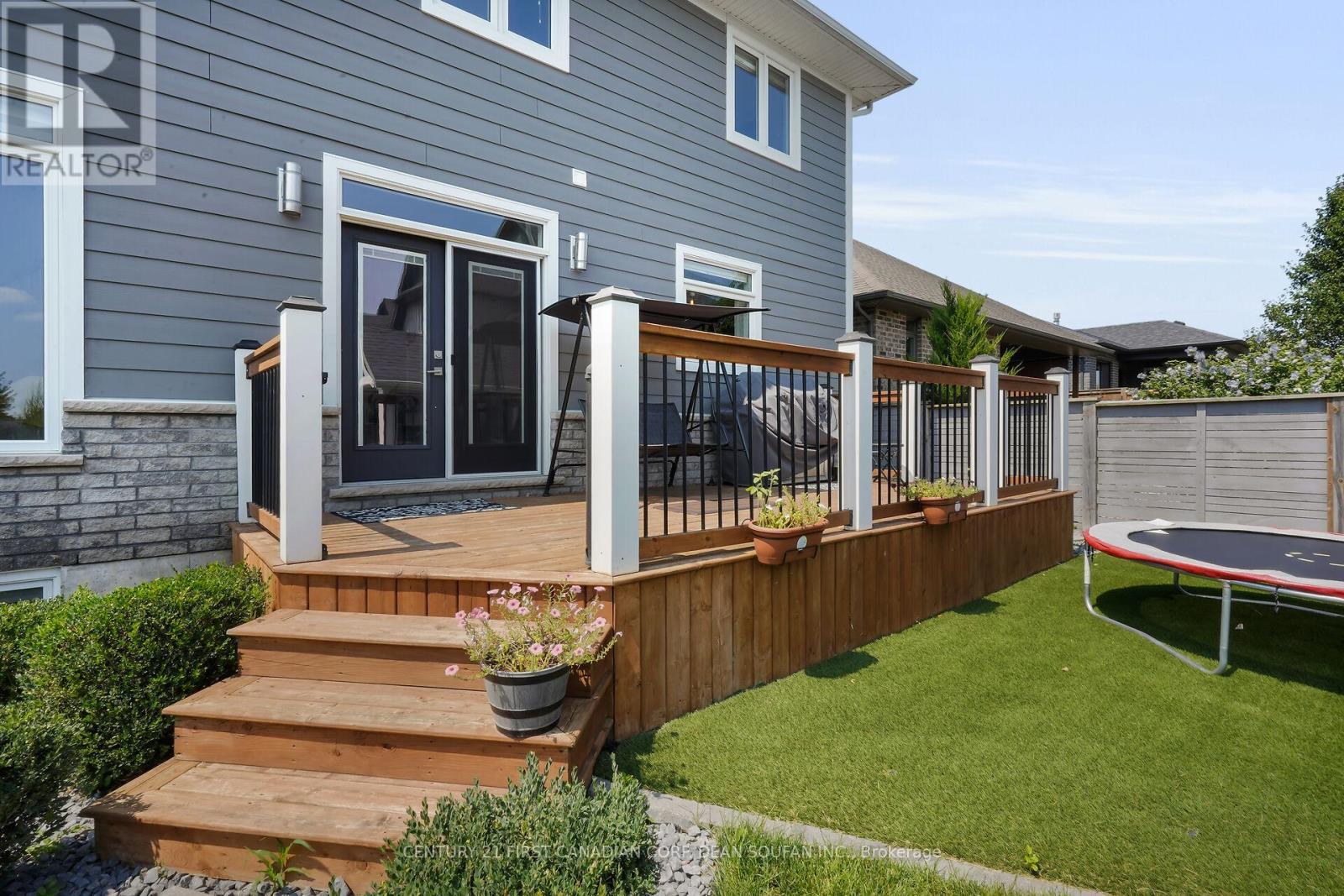 405 Darcy Drive, Strathroy-Caradoc (Ne), ON - Outdoor With Deck Patio Veranda