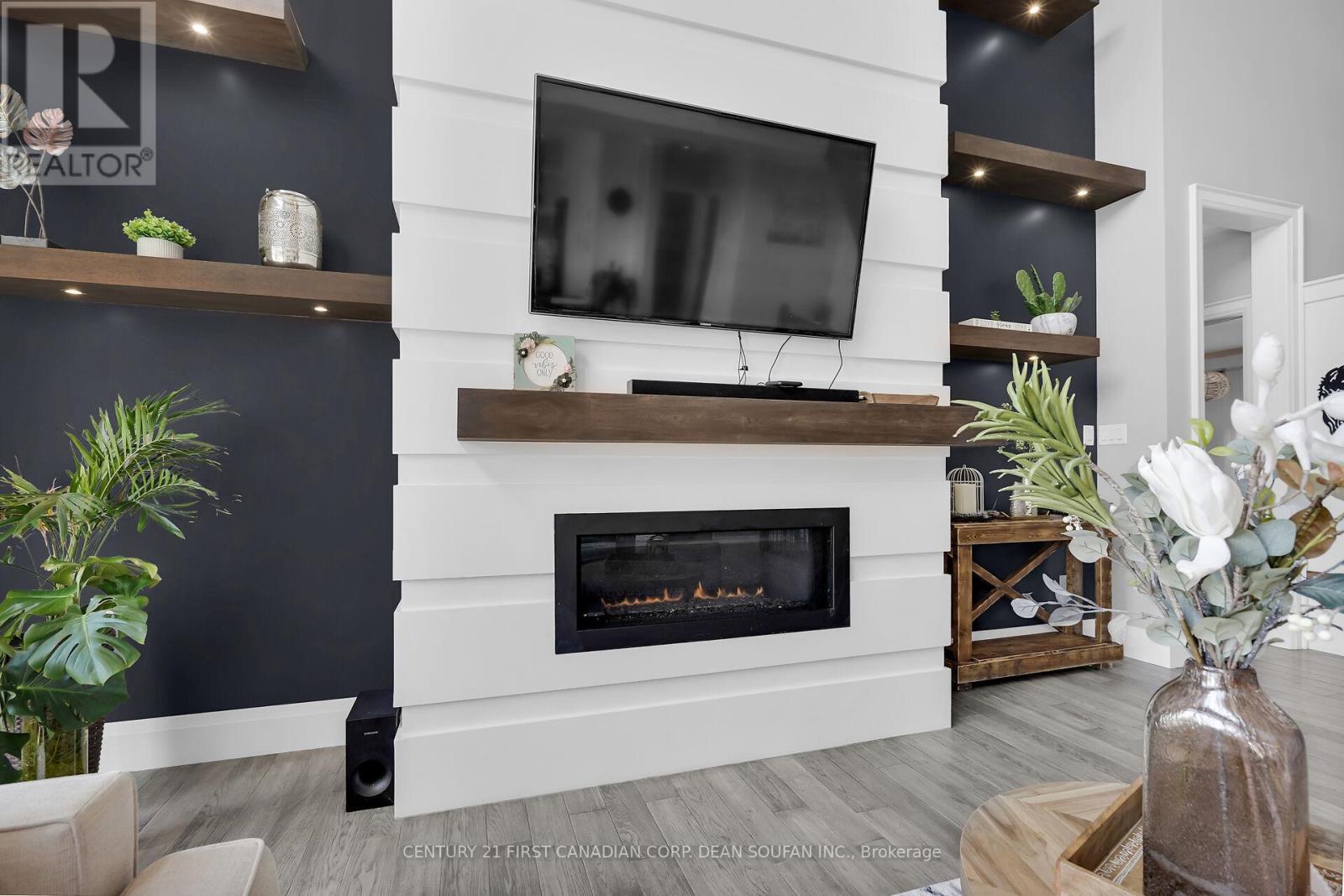 405 Darcy Drive, Strathroy-Caradoc (Ne), ON - Indoor Photo Showing Living Room With Fireplace