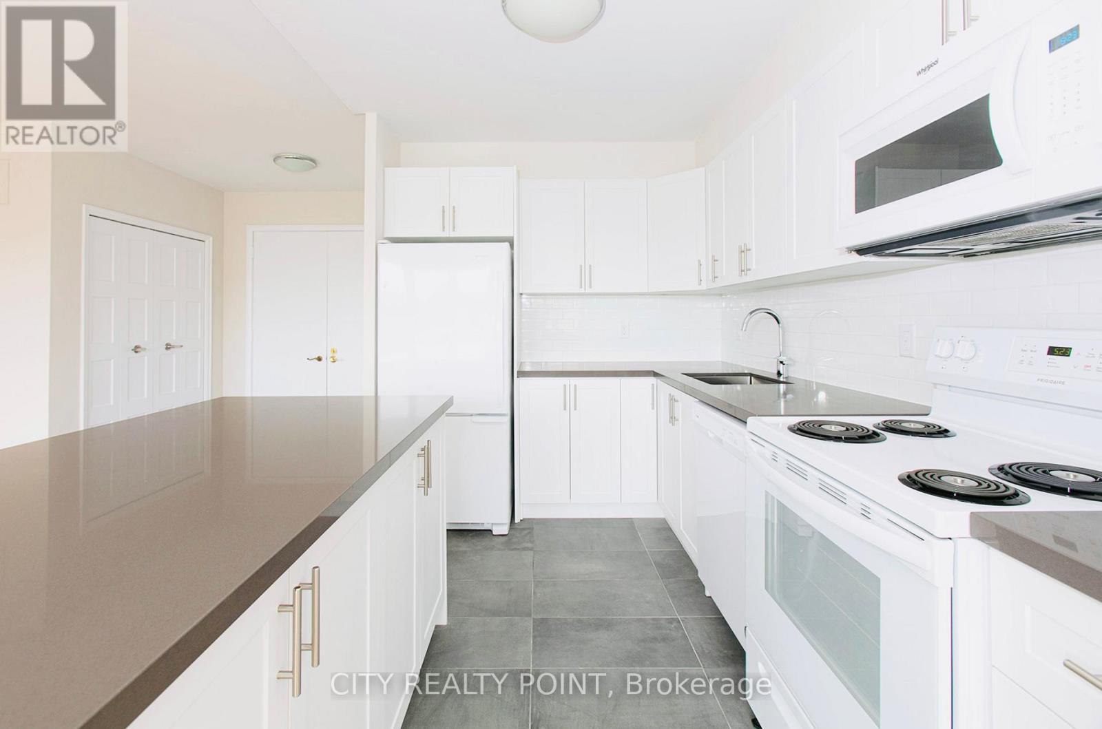 201 - 10 Shallmar Boulevard, Toronto, ON - Indoor Photo Showing Kitchen
