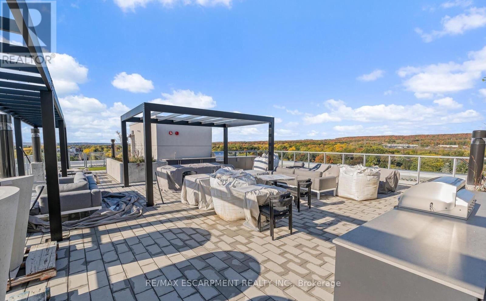 102 - 500 Plains Road E, Burlington, ON - Outdoor