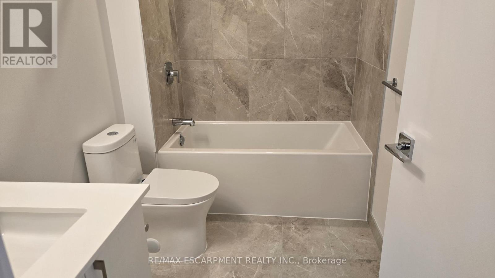 102 - 500 Plains Road E, Burlington, ON - Indoor Photo Showing Bathroom